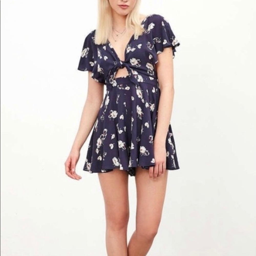 Kimchi Blue: floral romper - Size XS